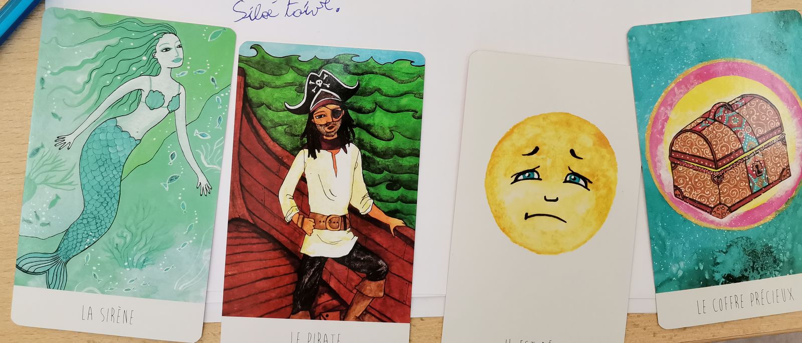 Des cartes illustrées posées sur une table, pendant un atelier