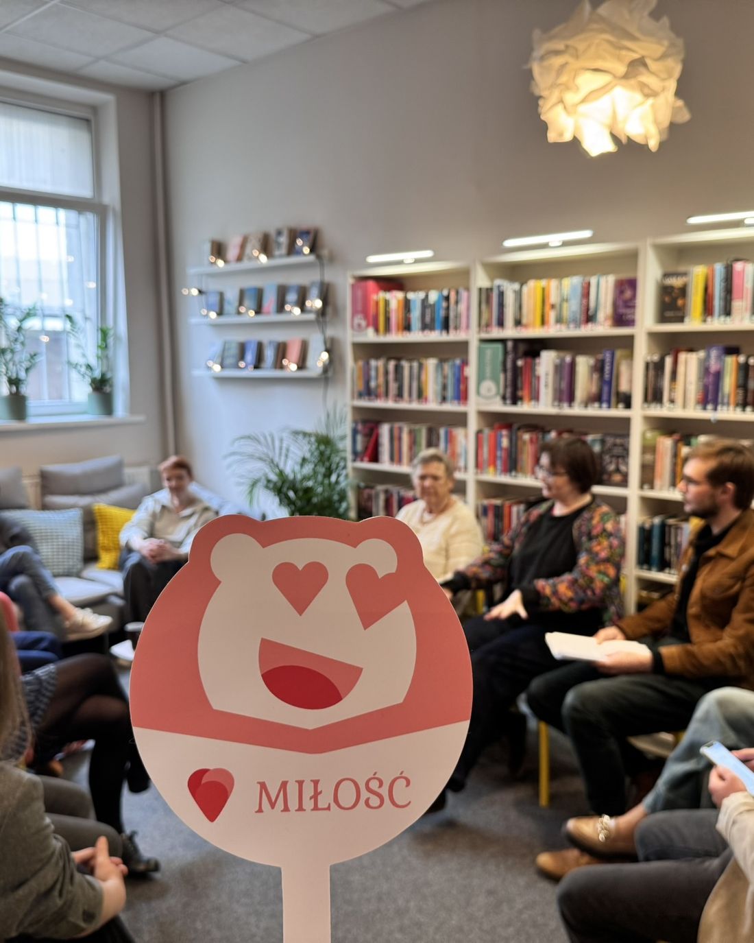 Un cercle de bibliothérapie dans une bibliothèque