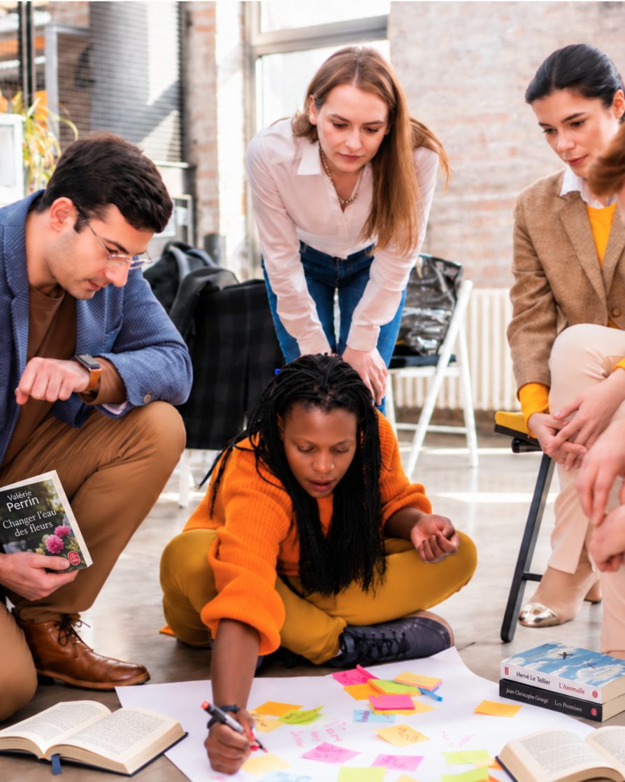 Un atelier de lecture en entreprise, autour de livres et de post-it