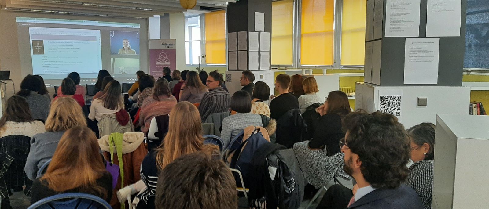 Une salle comble pendant une intervention sur la lecture