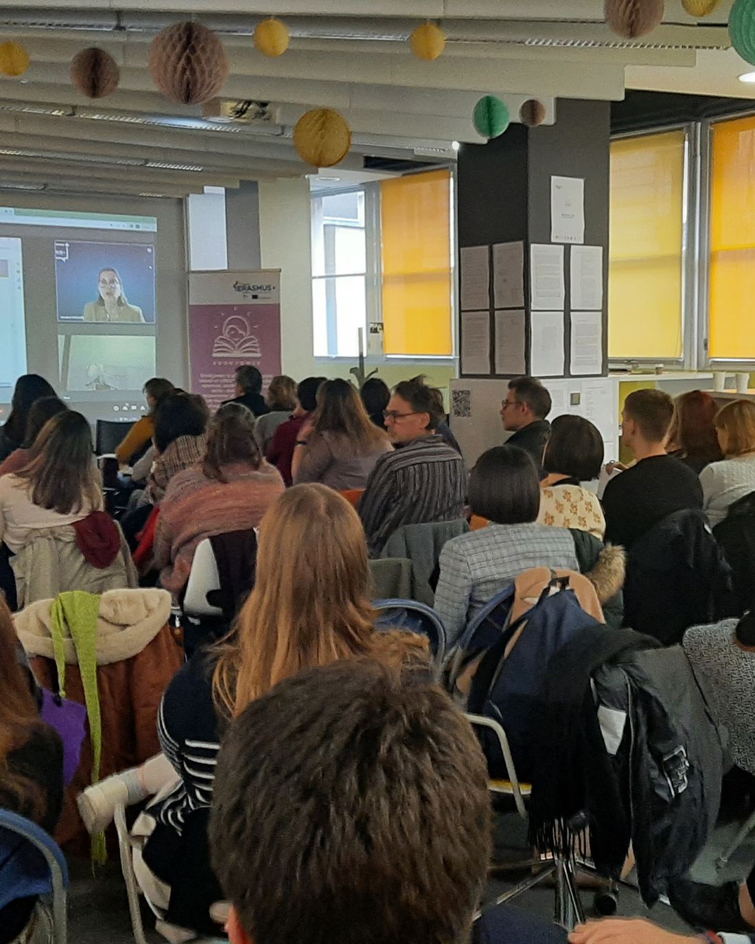 Une salle comble pendant une conférence sur la bibliothérapie