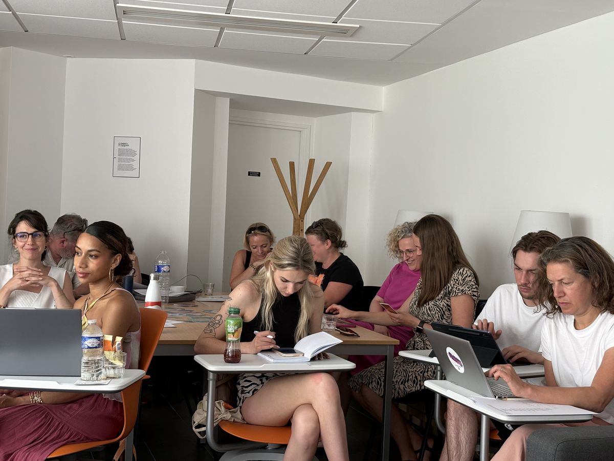Des bibliothécaires en formation, autour de tables